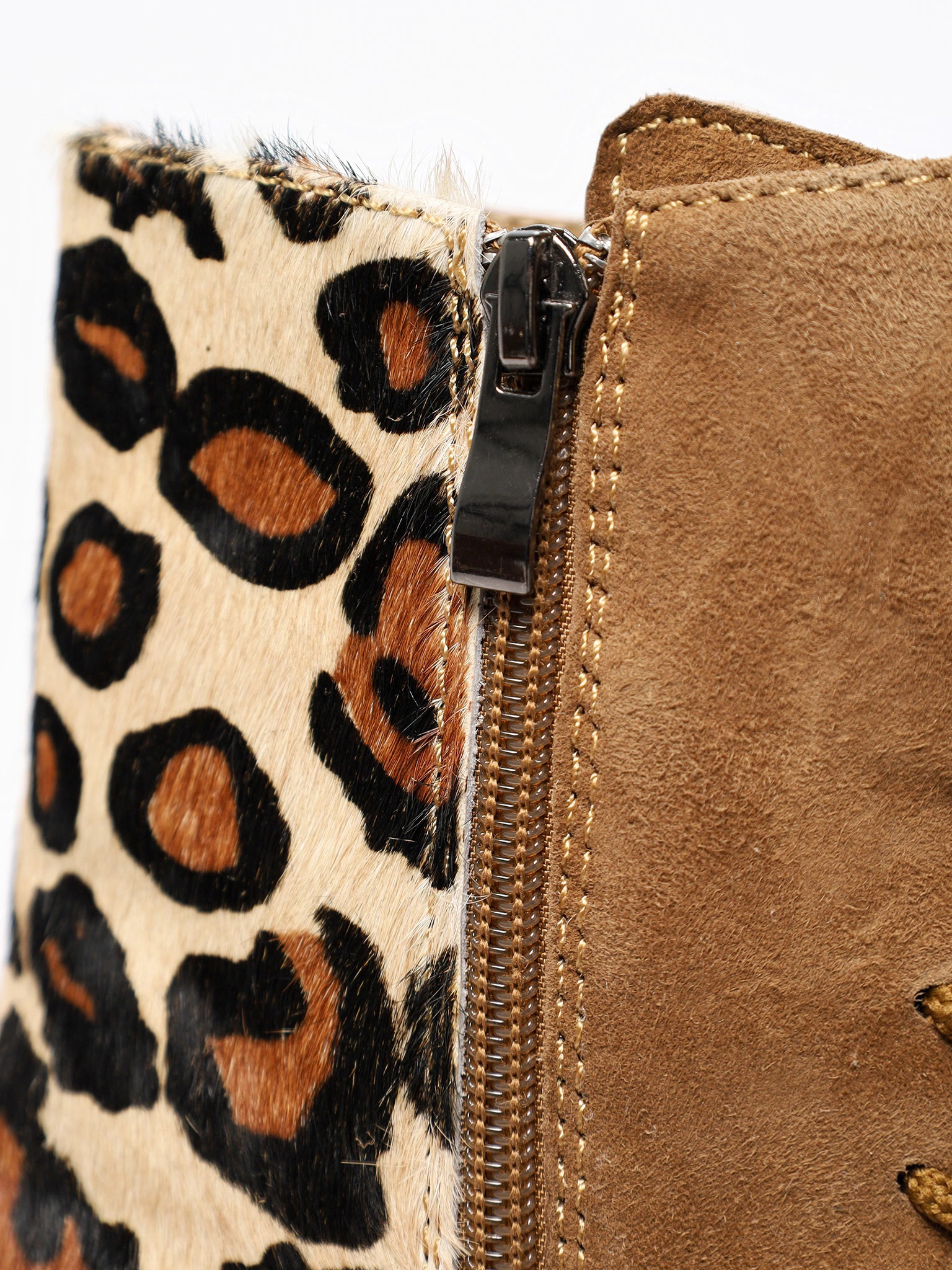 Ботинки комбинированные коричневого цвета на среднем широком каблуке